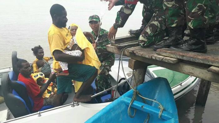 Satgaskes TNI Evakuasi Adam dan Eva Dari Distrik Sawa Erma