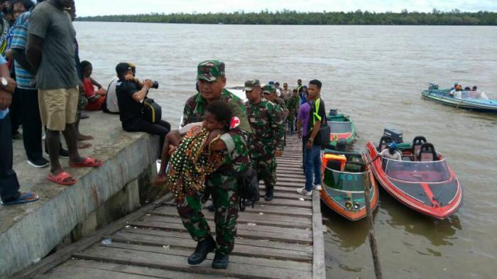 Satgas Kesehatan TNI Evakuasi Pasien Ke RSUD Agats