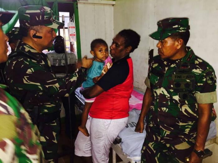 Satgas Kesehatan TNI Bantu Warga Asmat Terkena Wabah Penyakit