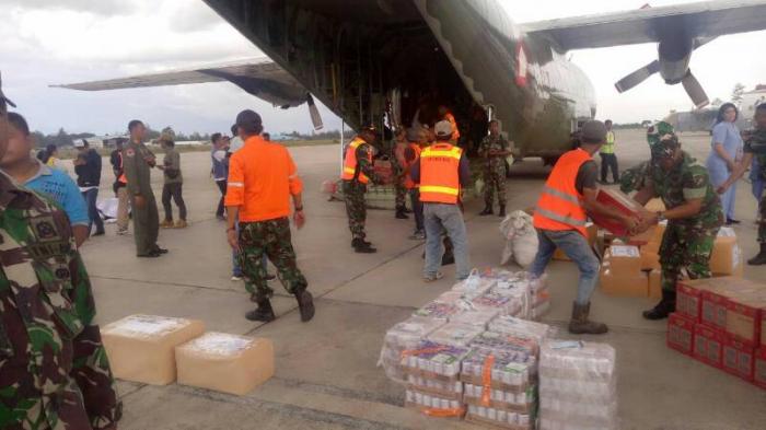 Pesawat Hercules TNI Angkut Bantuan Kemanusiaan untuk Warga Asmat