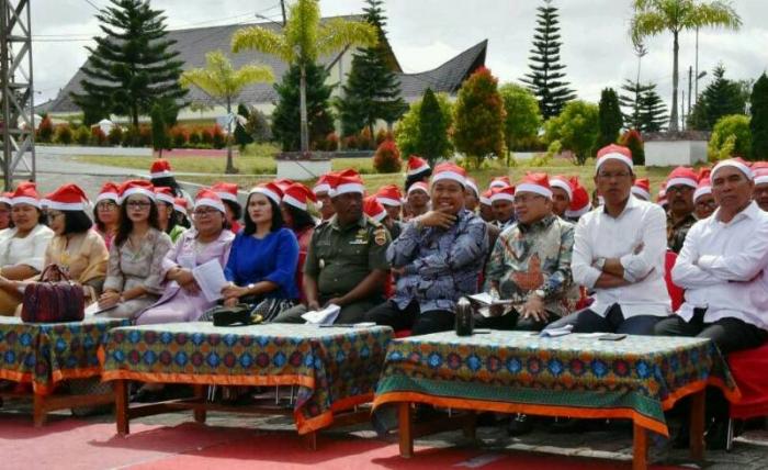 Letjen TNI (P) Hinsa Siburian saat menghadiri Natal di Humbahas