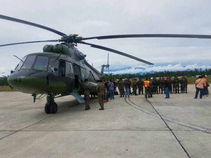 Tim Dokter dan Paramedis Satgas TNI Menuju Asmat