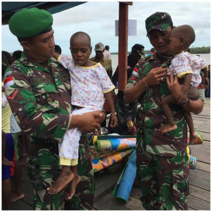 Satgas Kesehatan TNI Masuki Kampung-Kampung Terpencil di Asmat