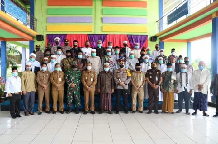 Bupati Paluta dan Kapolres Tapsel Bagi Masker Dan Hand Sanitizer Kepada Masyarakat