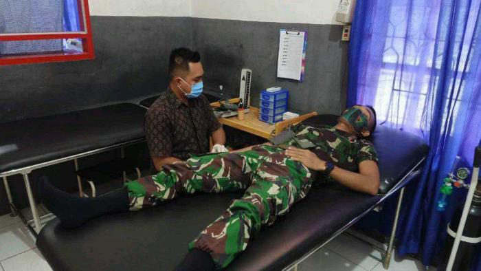 Salah satu prajurit kompi 126/KC saat mendonorkan darahnya di kantor PMI Labuhanbatu. 