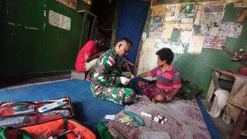 Satgas Yonif 126/KC Bantu Mengobati Masyarakat Yang Sakit Malaria Di Wilayah Perbatasan RI-PNG