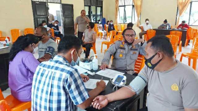 Antisipasi Varian Omicron, Personil Polres Toba Ikuti Vaksinasi Tahap III Booster Moderna