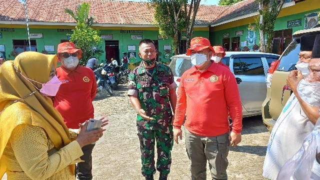 Kabinda Sumut Brigjen TNI Asep Jauhari Puja Laksana dan Dato' Seri Syamsul Arifin, menyapa Ketua Yayasan di MIS Maura El Mumtaz, Binjai Selatan, Rabu (12/1).