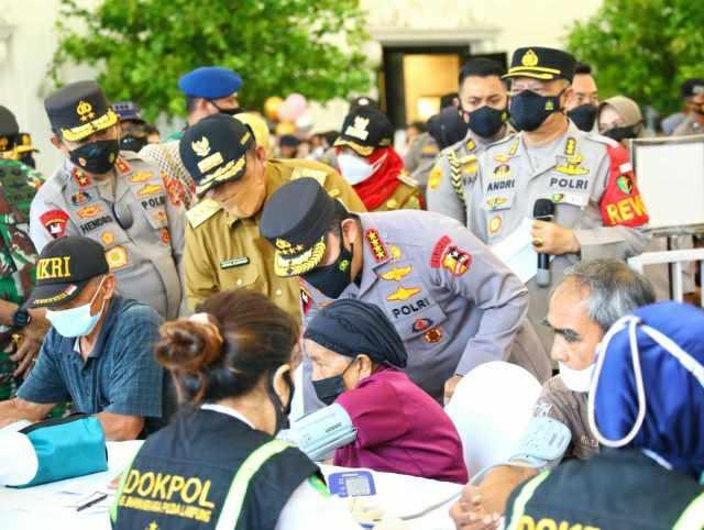 Tinjau Vaksinasi Serentak se-Indonesia, Kapolri Instruksikan Akselerasi ke Lansia dan Anak-Anak