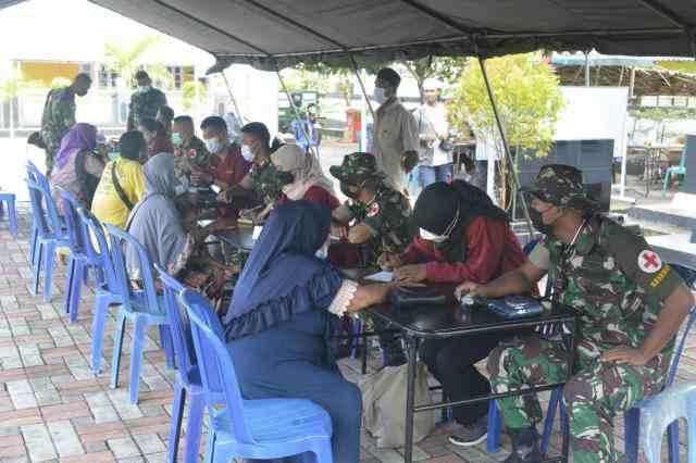 Satgas Kodim Maluku Batalyon Arhanud 11/WBY Bakti Sosial Pengobatan Massal di Leihitu