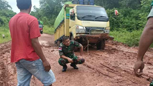 Brigjen TNI Bangun Nawoko saat membantu truk yang terjebak lumpur