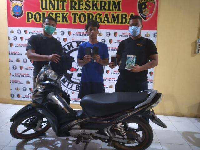 Pelaku setelah diamankan Polisi