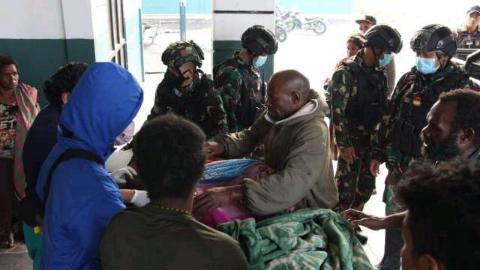 Atasi Kesulitan Masyarakat, Satgas Kodim Yonif Raider 613/Rja Evakuasi Ibu Melahirkan di Kampung Pagaleme Kab. Puncak Jaya