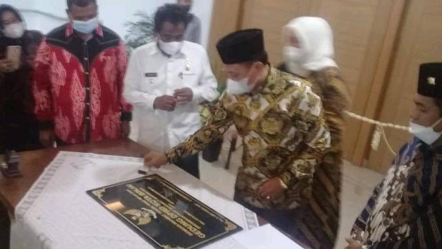 Penandatanganan prasasti peresmian kantor baru DPRD Binjai