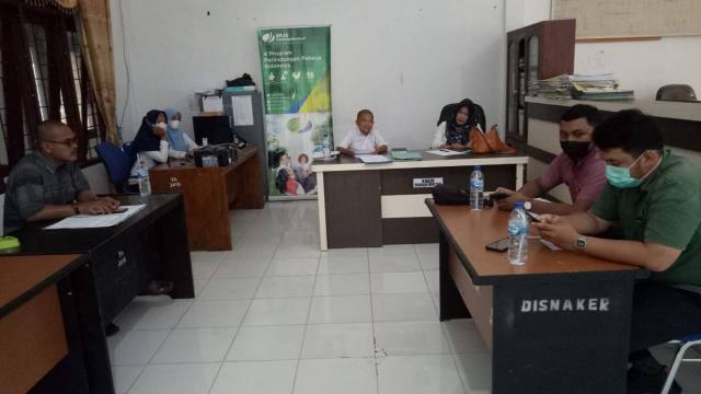 Foto bersama Tripartit Disnaker Palas, Pengurus FSPMI Palas dan perwakilan PT. VAL Kebun Aliaga, usai proses PPHI PHK sepihak dua pekerja PT. VAL Kebun Aliaga.