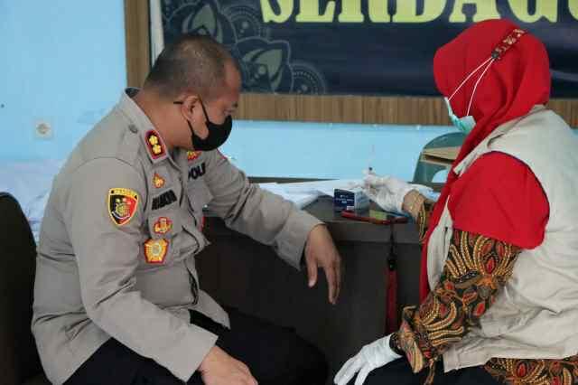 AKBP DR. Ali Machfud Pimpin Langsung Vaksinasi Dosis 3 di Polres Sergai