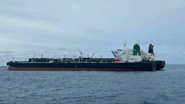 Dua kapal super tanker 