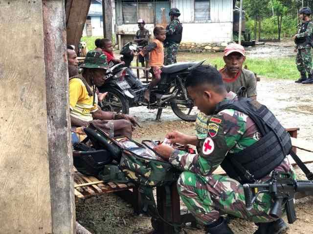 Peduli Kesehatan, Satgas Pamtas Yonif 126/KC Laksanakan Pengobatan Door to Door Kepada Masyarakat