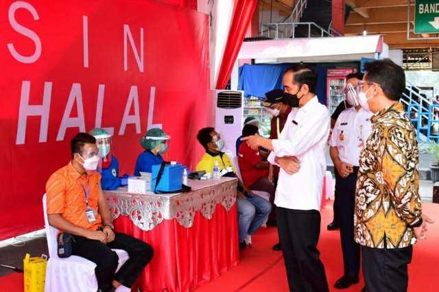 Presiden Jokowi saat meninjau pelaksanaan vaksinasi Covid-19