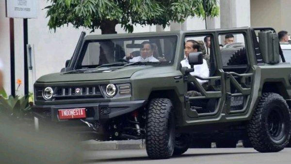 Presiden Jokowi menaiki "Maung" disopiri oleh Menhan Prabowo Subianto, Rabu (18/1)