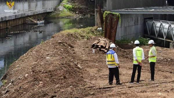 Presiden Joko Widodo meninjau proyek sodetan Kali Ciliwung ke  Saluran Kanal Banjir Timur (KBT) yang hampir rampung, Selasa 24 Januari 2023.