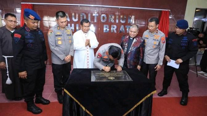 Kapolda Sumut Irjen Pol Panca Putra Simanjuntak menandatangani prasasti peresmian 