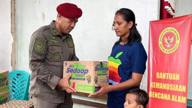 Brigjen TNI Anton Irianto Popang, S.H. terjun langsung memimpin tim Binda Maluku dalam membagikan bantuan sosial