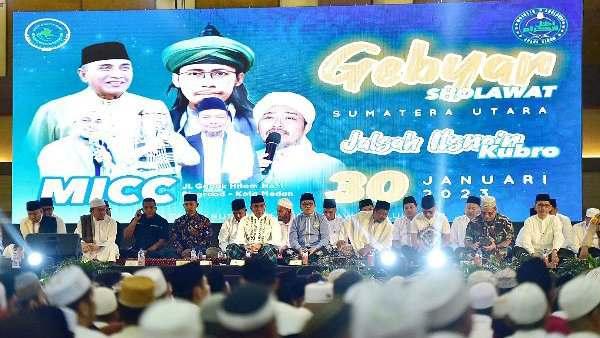 Gebyar Selawat yang diselenggarakan oleh Gema Santri Nusantara serta Majelis Sholawat Ahlul Kirom di Gedung Medan Internasional Conventions Centre, Jalan Gagak Hitam Medan, Senin (30/1/2023) malam.