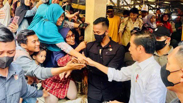 Presiden Jokowi berinteraksi dengan segala lapisan masyarakat 