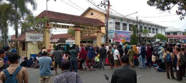 Massa kelompok Mekar Jaya aksi demontrasi di Polres Binjai 