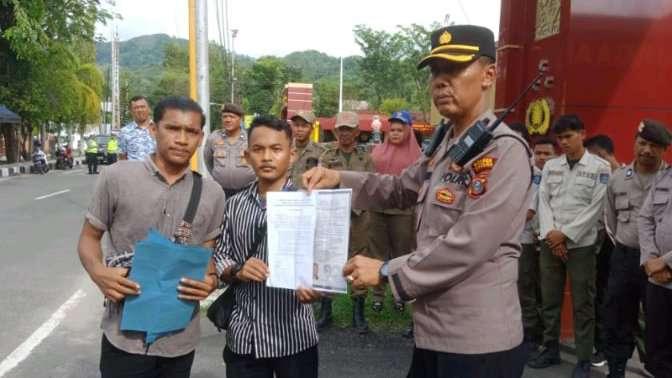 Kordinator Aksi didampingi Pimpinan Aksi Forum Mahasiswa dan Pemuda Sibolga Tapanuli Tengah menyerahkan berkas Laporan kepada Polresta Sibolga yang di terima langsung oleh Kabag Ops Polresta Sibolga, Kompol Asmon Mufitra.