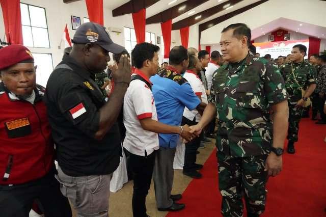 Laksamana TNI Yudo Margono bersalaman dengan masyarakat Manokwari 