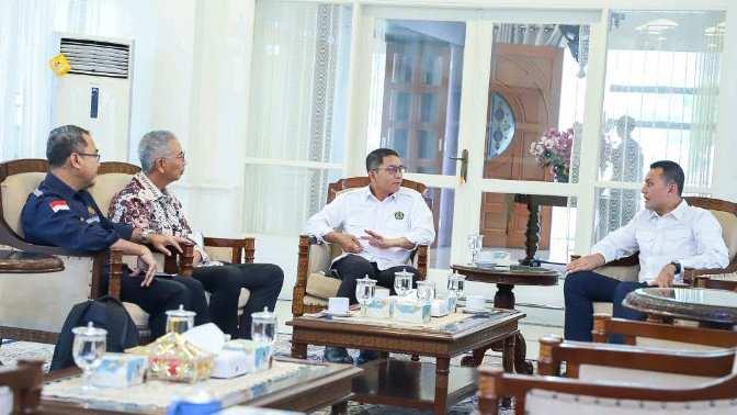 Musa Rajekshah menerima kunjungan Direktur Jenderal Energi Baru, Terbarukan dan Konservasi Energi (EBTKE) Kementerian ESDM Dadan Kusdiana di Rumah Dinas Wagub Sumut, Jalan Teuku Daud, Medan, Kamis (12/1).&nbsp;