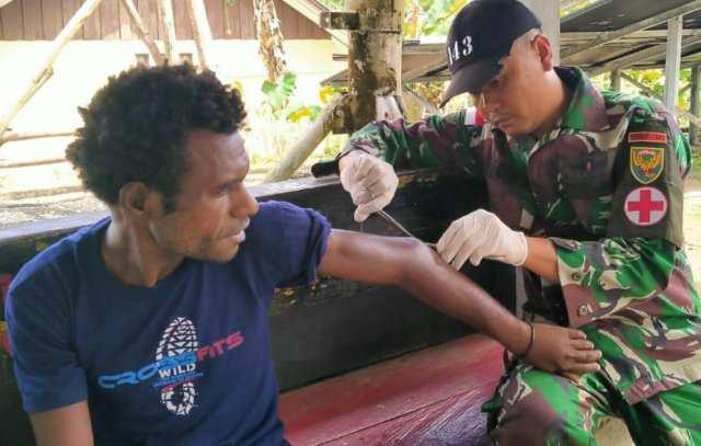 Warga Terkena Parang, Tanpa Pikir Panjang Satgas Yonif 143/TWEJ Beri Pertolongan