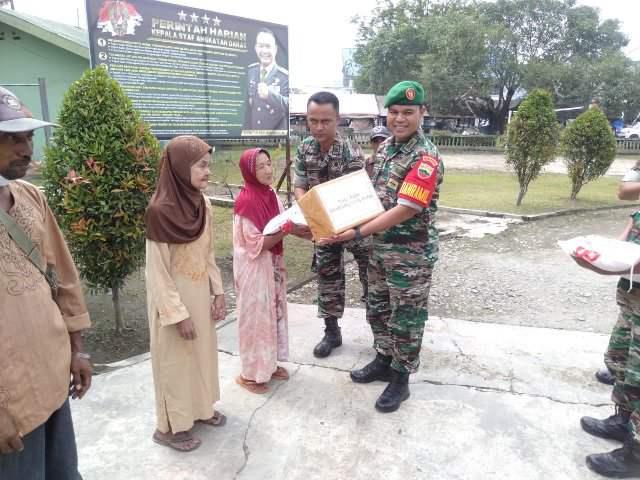 Pemberian Sembako yang diserahkan secara simbolis oleh Danramil 11/TP Kapten Arm Defrinal