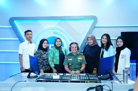 Mayjen TNI Dr. Nugraha Gumilar, M.Sc. di studio RRI di Jakarta 