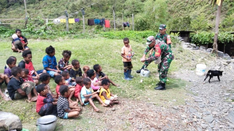 Serda David melaksanakan kegiatan memberikan contoh mencuci tangan dengan benar kepada anak-anak kecil se-wilayah Mulia