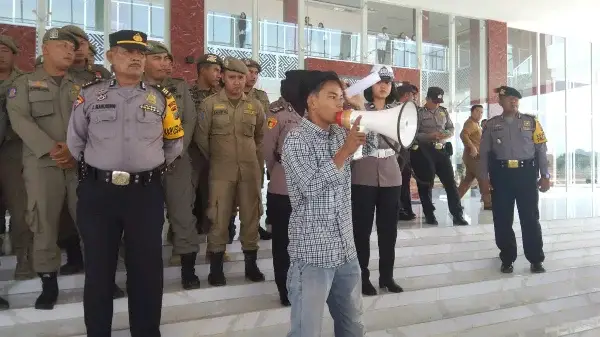 Potret sang orator FORMAGAB-BB Batu Bara, Yudi Pratama ketika berdemo di depan kantor Bupati Batu Bara terkait adanya permasalahan pada Disporabudpar Batu Bara.