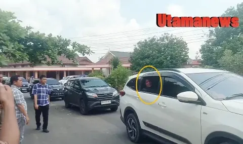 Foto Bupati Labuhanbatu dibawa KPK dari rumah kediaman pribadinya menaiki mobil minibus warna putih.