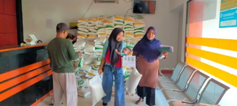 Penyaluran bantuan pangan berupa beras di kantor Pos Stabat 
