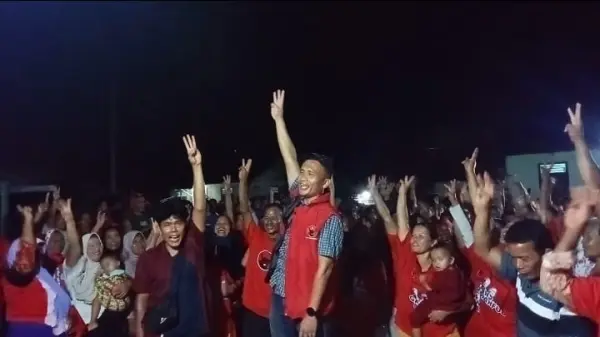 Caleg PDI-Perjuangan, Dapil II nomor urut 3, Dennis Simalango didampingi relawan, Raja F Barasa bersama para petani mengangkat tiga jari.