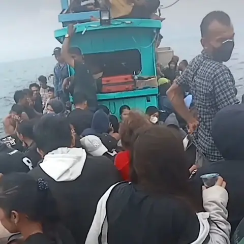 Rekaman layar saat TKI ilegal berada di atas kapal di laut 