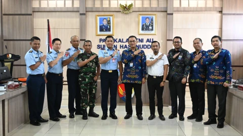 Marsma TNI Arifaini Nur Dwiyanto, M.Han., dan Kepala Perwakilan Badan Kependudukan dan Keluarga Berencana Nasional (BKKBN) Provinsi Sulawesi Selatan