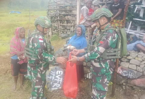 Pelaksanaan kegiatan Bakti Sosial berbagi nasi bungkus