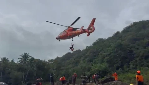 Prajurit Lanud Sultan Hasanuddin Tembus Medan Curam Evakuasi Korban ATR 42-500