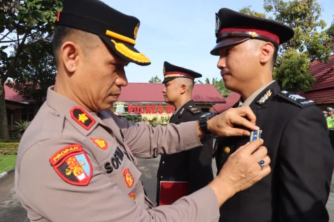 Polres Binjai Gelar Upacara Pemberian Tanda Kehormatan Satya Lencana Polri