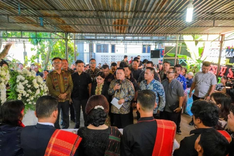 Wali Kota Siantar Wesly Silalahi dan Ny Liswati Melayat Almarhum Bontor Silaban di Jalan Sibatu-batu: Turut Berbelasungkawa