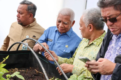 Surya mendampingi Ketua Dewan Ekonomi Nasional (DEN) Luhut Binsar Pandjaitan meninjau  Taman Sains dan Teknologi Herbal dan Hortikultura (TSTH2) di Kecamatan Pollung, Kabupaten Humbang Hasundutan (Humbahas), Sabtu (24/1/2026).
