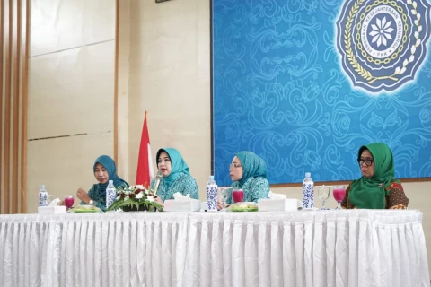 Ny Jelita Asri Ludin Tambunan bersama Ketua I Bidang Pembinaan Karakter Keluarga, Ny Asniar Lom Lom Suwondo, menghadiri Pertemuan Bulanan TP PKK Deli Serdang di Aula Cendana, Lantai II, Kantor Bupati Deli Serdang, Kamis (15/1/2026).