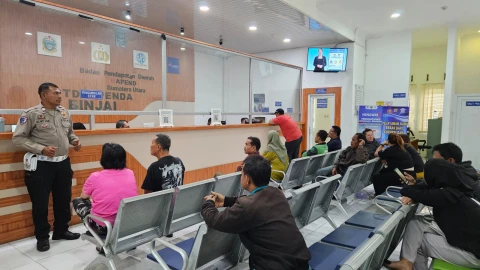Samsat Binjai Sosialisasikan Layanan Digital e-SIGNAL, Warga Antre Didampingi Petugas